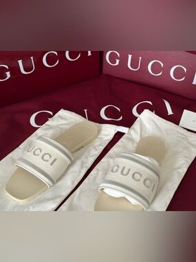 Gucci Cream and Gray Embroidered Logo Slide Sandals 38 NIB